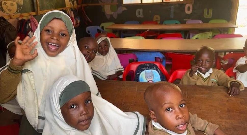 Deti v triede v Green Garden Academy. Children in a class in the Green Garden Academy.