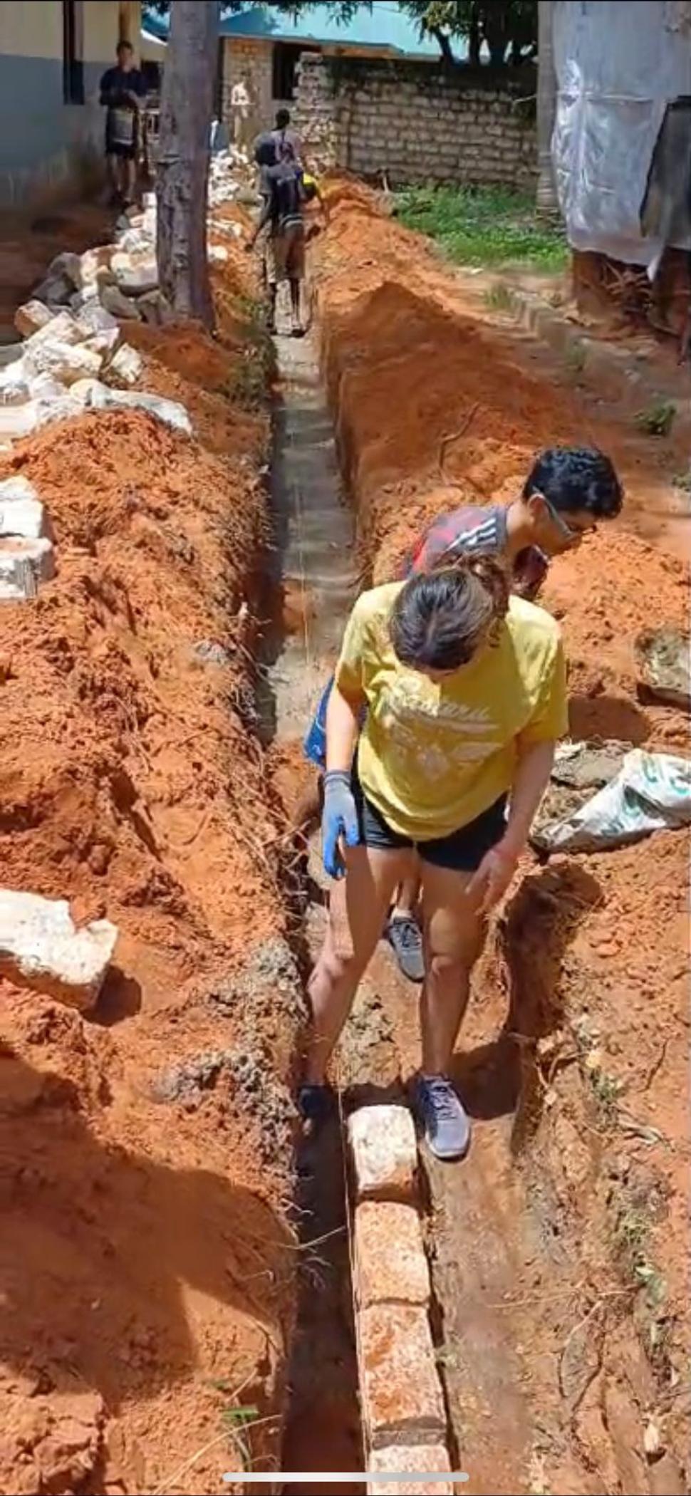 Študenti počas práce. Students during construction work.