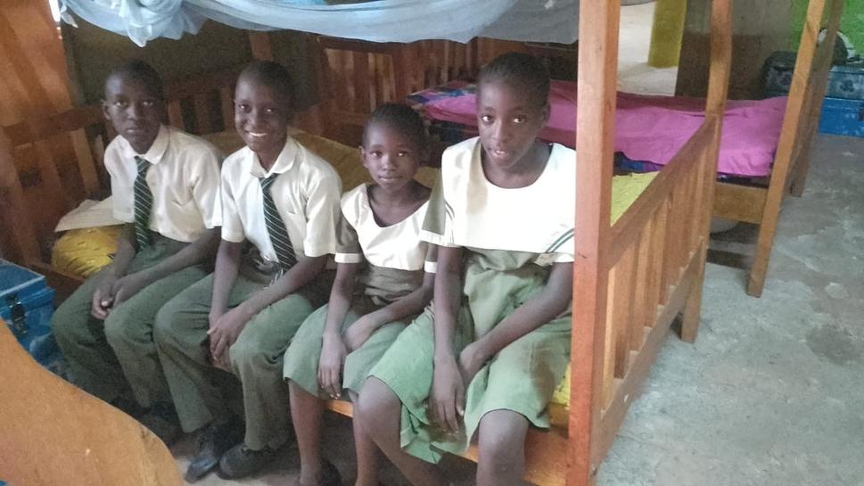 Deti v internatnej izbe. Children in the boarding school.