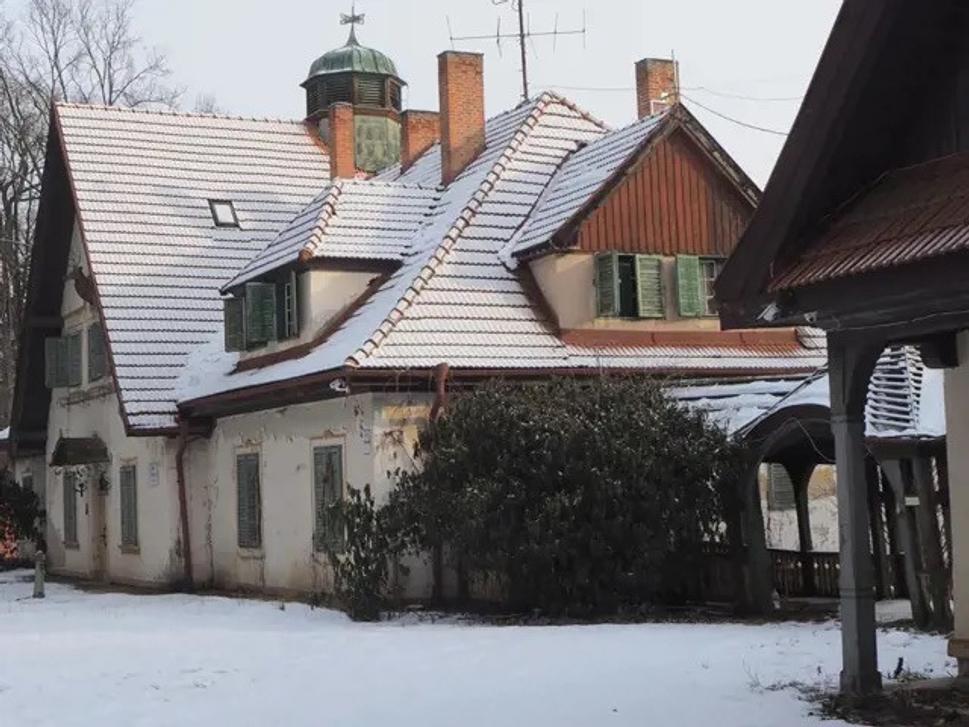 V kaštiely vo Velkom Ďure sa mali stretávať Fico, Kaliňák, advokát Para, mladý Gašpar, keď boli ešte v opozícii. Patril Bodörovej firme Bonul