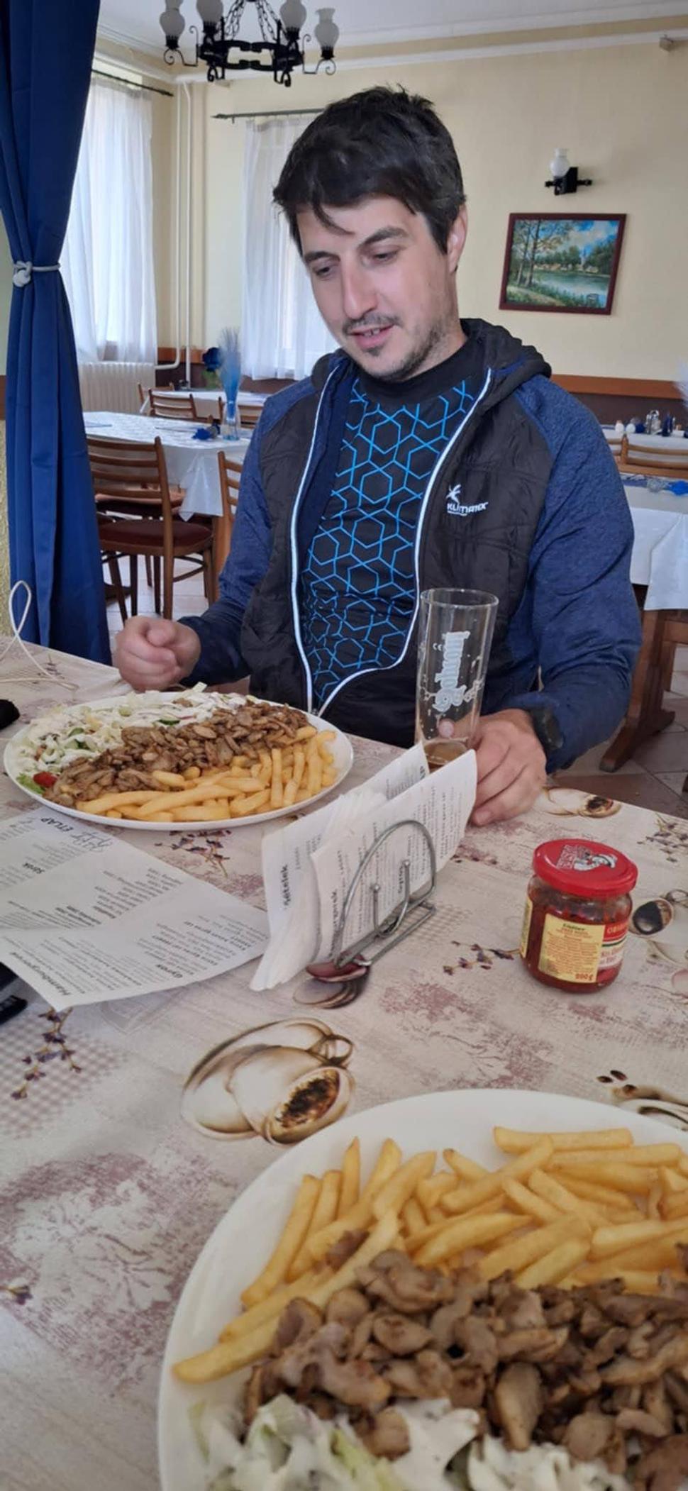 Kebab tanier na neskorú večeru.