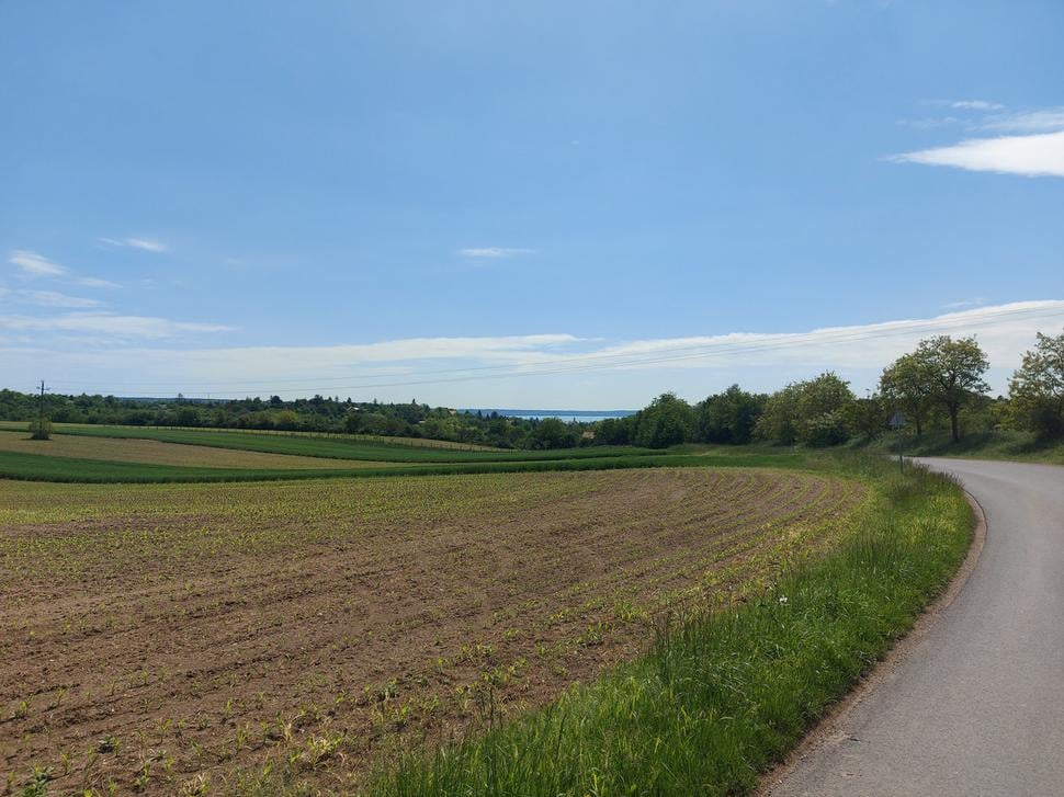Náš prvý pohľad na Balaton pred dedinou Balatonkenese.