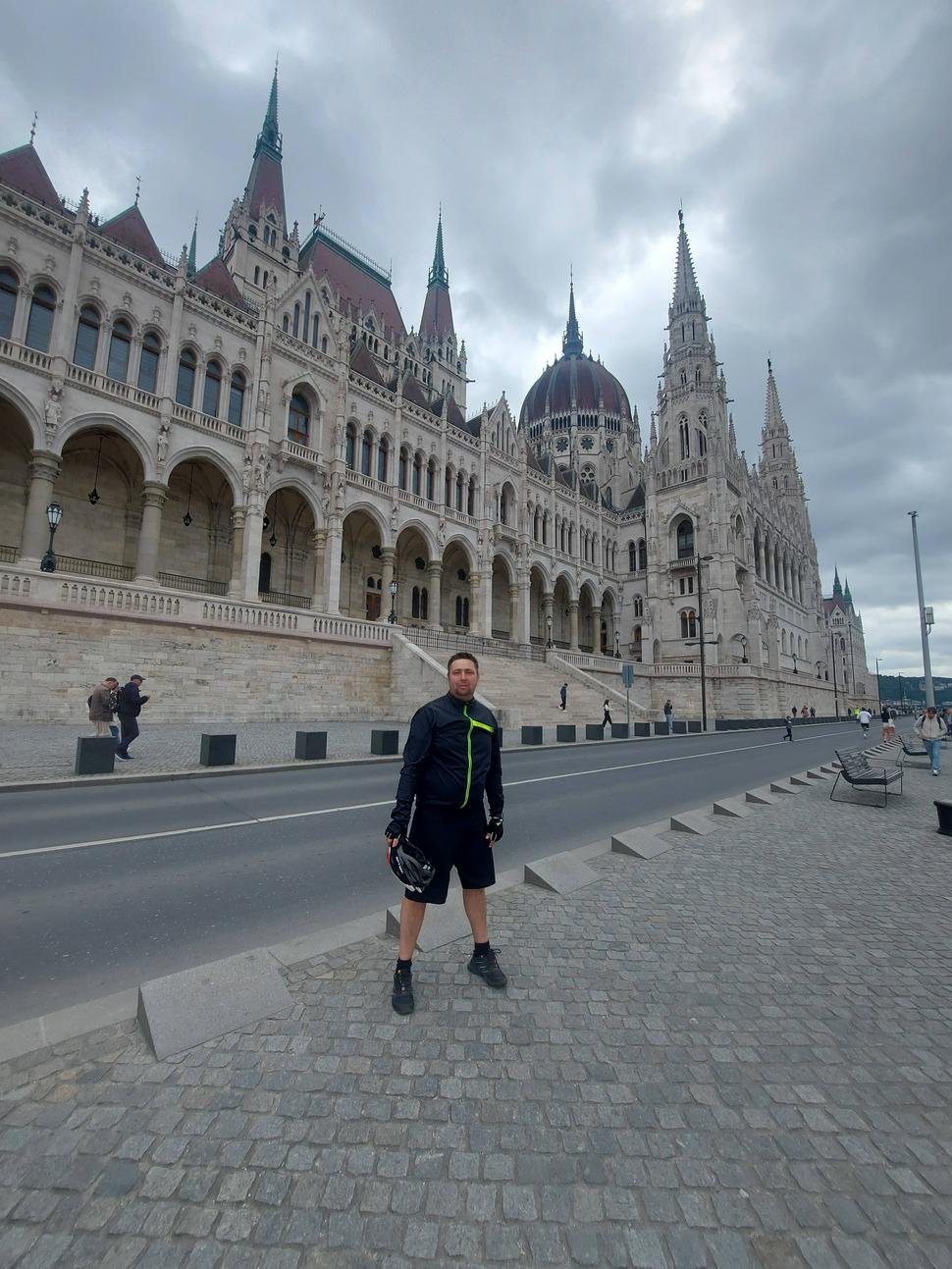 Pred parlamentom v Budapešti.
