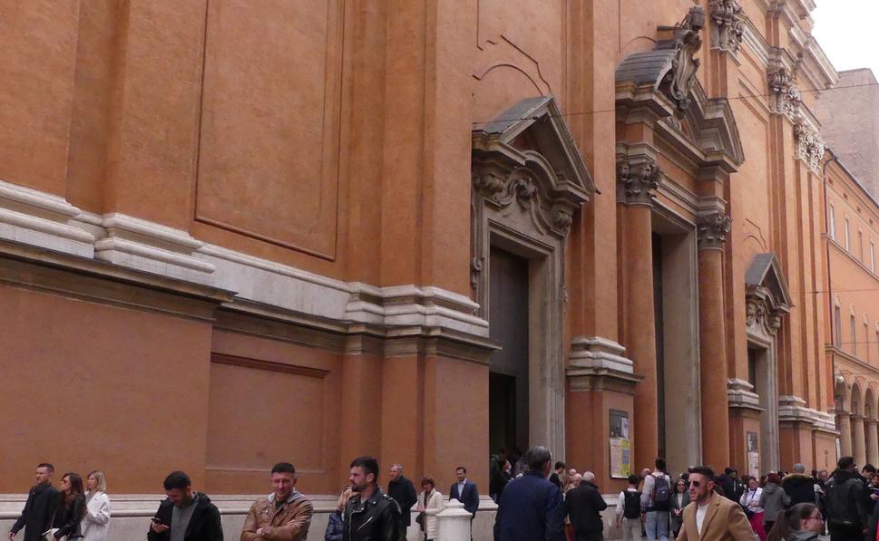 Cattedrale di San Pietro. Z ulice nenápadná, vnútri ohromujúca.