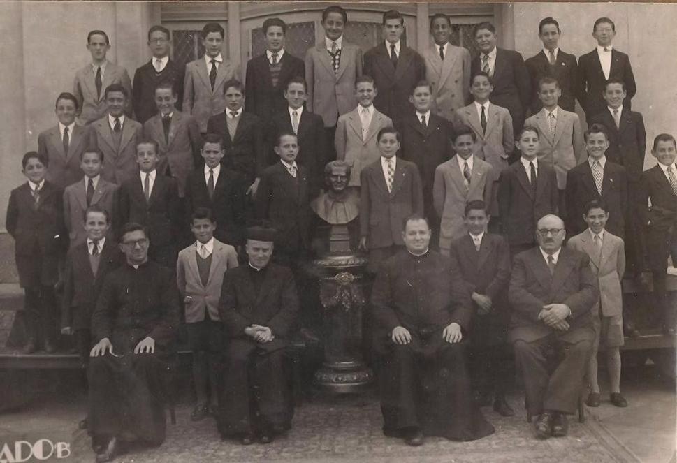 Jorgeho nájdete v treťom rade od hora ako štvrtého chlapca zľava. Tu je vo veku 12 rokov, v rokoch 1948–49 a fotka ho zachytáva ako žiaka saleziánskej školy.