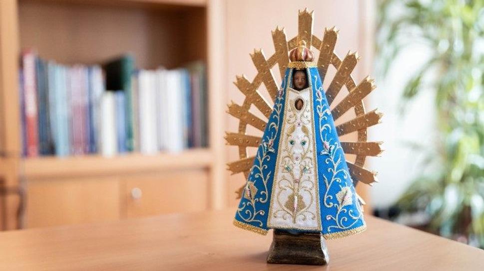 Soška Panny Márie z argentínskeho pútnického mesta Luján (Nuestra Señora de Luján). František ju chcel venovať nemocnici, no už nestihol...