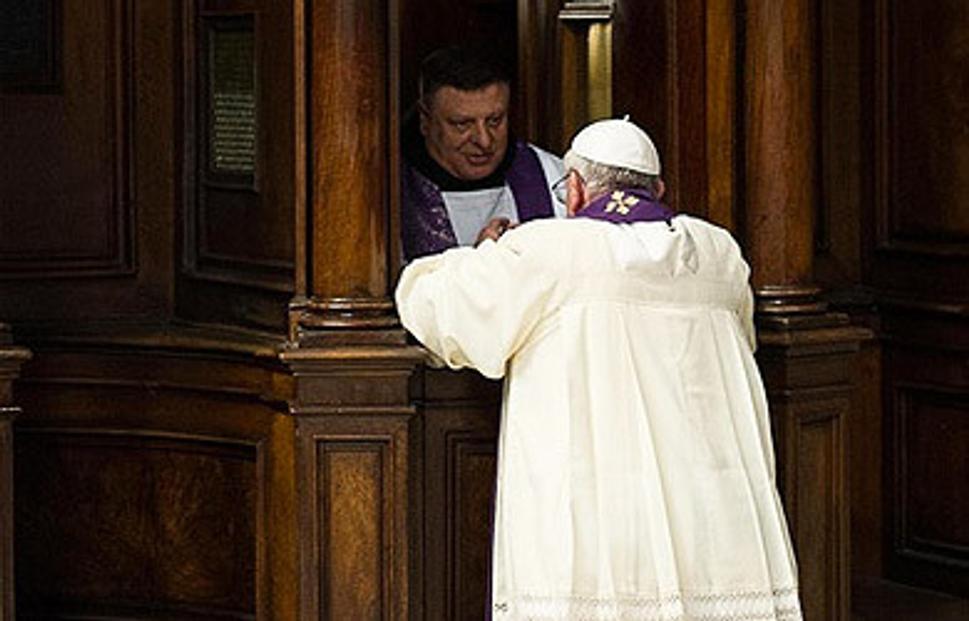 Prvýkrát v histórii čo sa pápež nespovedal za zatvorenými dverami, plus keďže sa jednalo o verejný priestor, každý si to mohol odfotografovať.