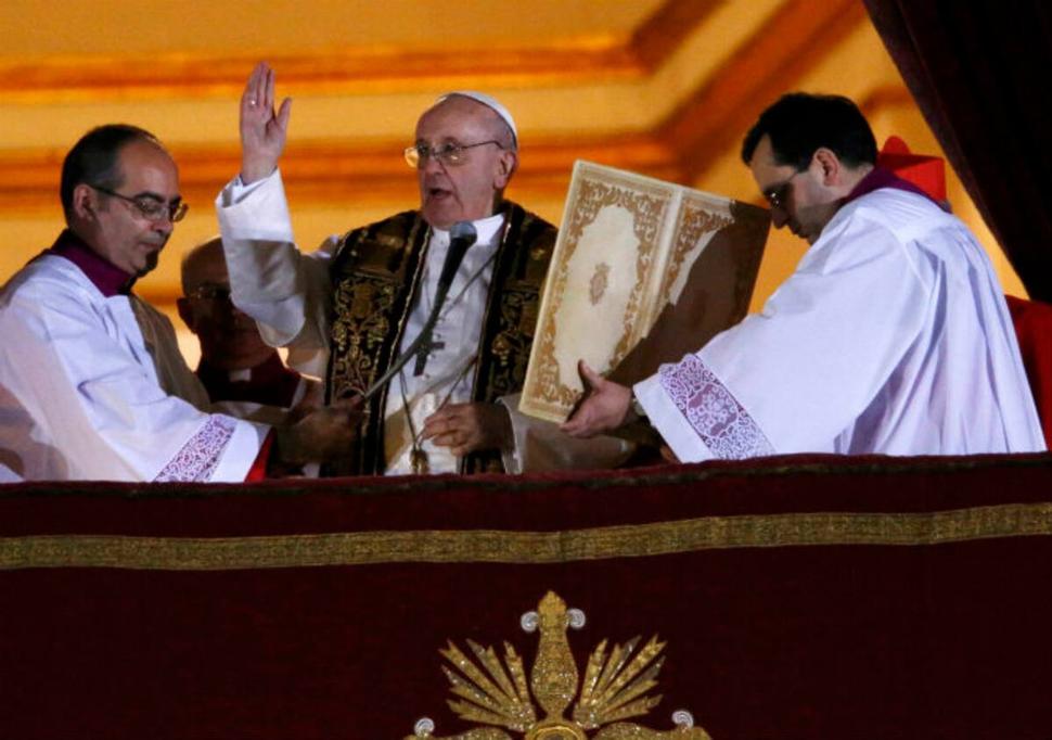 Prvé pontifikálne požehnanie od novozvoleného Františka bolo 13. apríla 2013. Všimnite si prosím zmenu oblečenia oproti predošlej snímke.