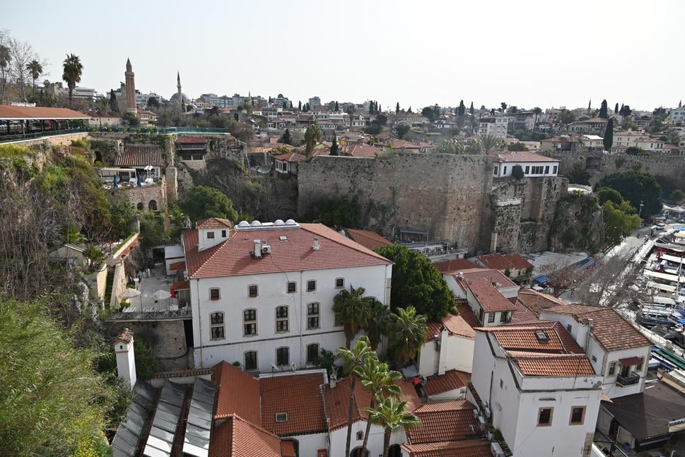 Antalya - v pozadí mešita Yivli