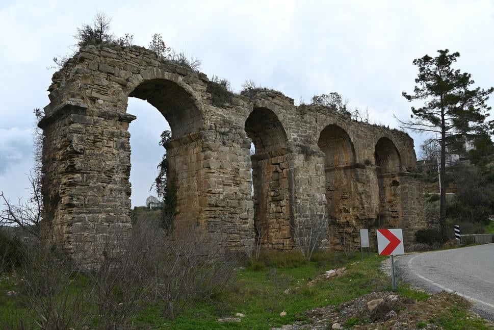 Akvadukt po ceste do Lyrbe