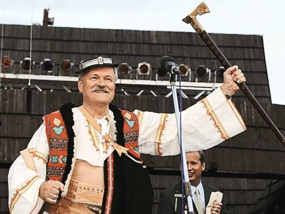 Tradičný. Bývalý prezident Gašparovič dlho-dobo obľubuje detviansky kroj.