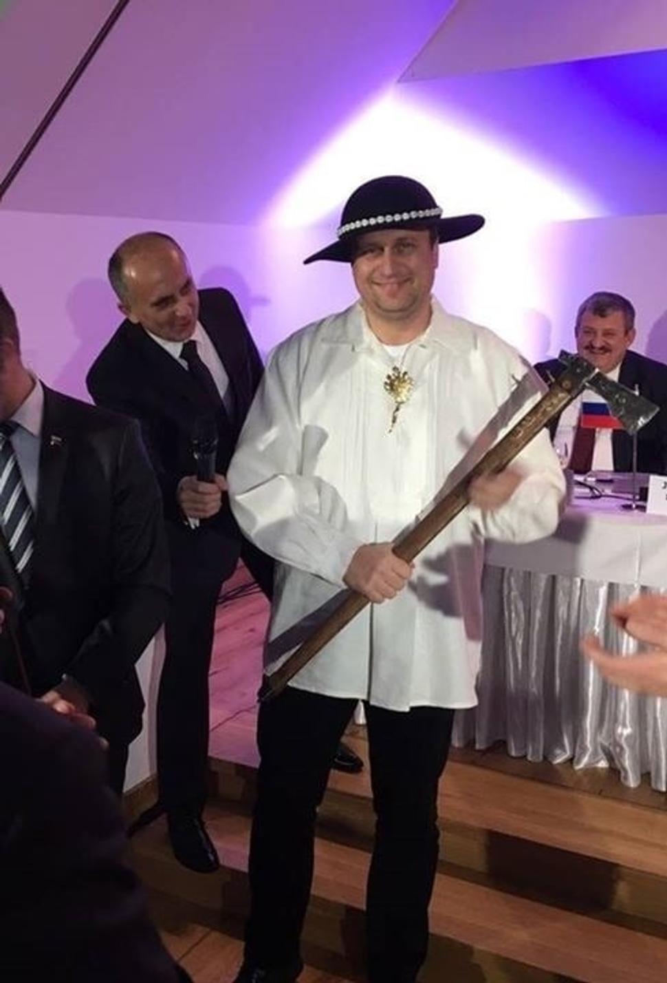 https://www.topky.sk/cl/10/1596629/Sef-parlamentu-sa-odviazal--pritomnym-vyrazil-dych--FOTO-Medzi-ludi-vyrazil-v-prestrojeni