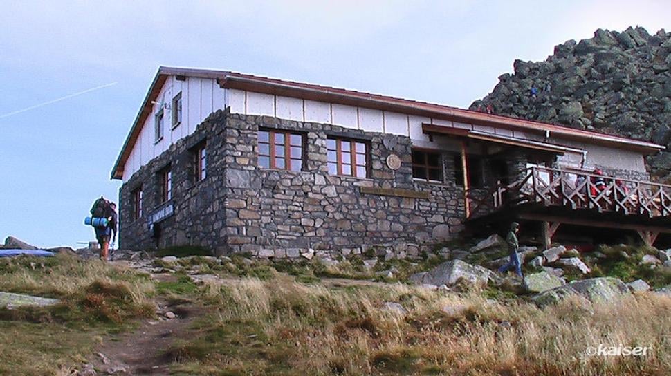 Kamenná chata na Chopku je treťou najvyššie položenou turistickou chatou v horách Slovenska