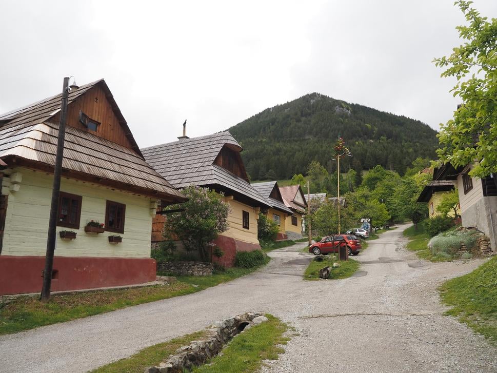 Vlkolínec a nad ním Sidorovo.