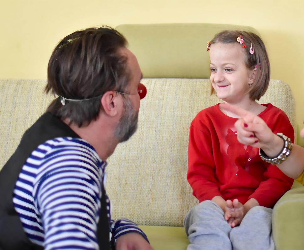 „Naše spoločné chvíle ma opäť učia, že viac šťastia je v dávaní ako v prijímaní. Ale niekedy premýšľam, kto z nás je ten darca," hovorí klaun Roman Večerek.