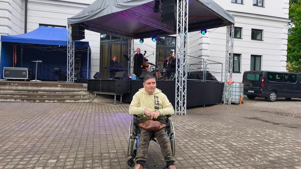 Na šansónovom koncerte sa v sprievode svojej kapely predstavila slovenská herečka a speváčka Eva Pavlíková. Zaspievala známe šansóny od domácich aj svetových autorov .
