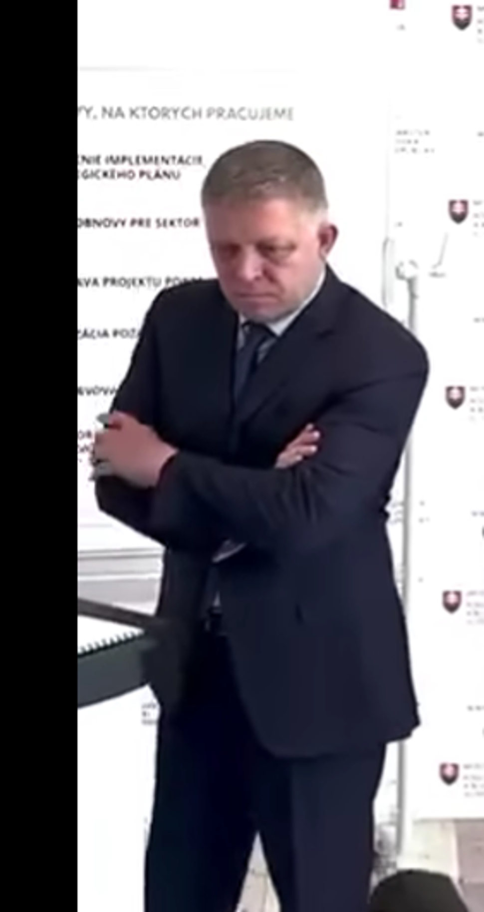Póza R.Fica v 19 tej sekunde otázky p.Benedekovičovej