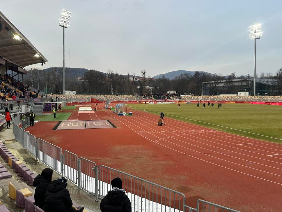 Hlavná tribúna kilometer od hracej plochy