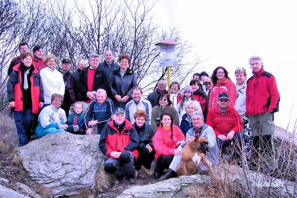 Turisti na 1. ročníku primátorského výstupu na Veľký Inovec, dominante Pohronského Inovca