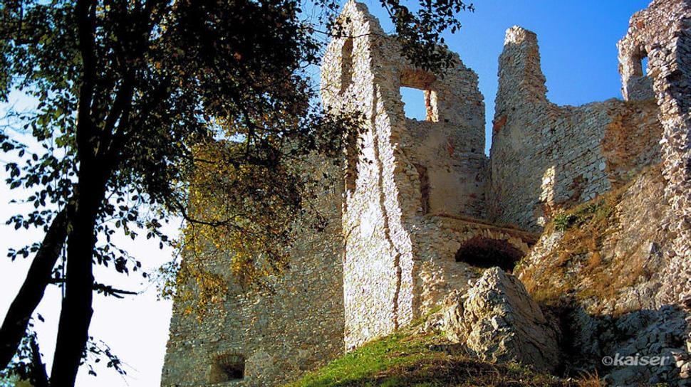 Viac ako 300 rokov chátraúci hrad Hrušov strážil koncom 13. storočia obchodnú cestu Matúša Čáka Trenčianskeho medzi Požitavím a Ponitrím