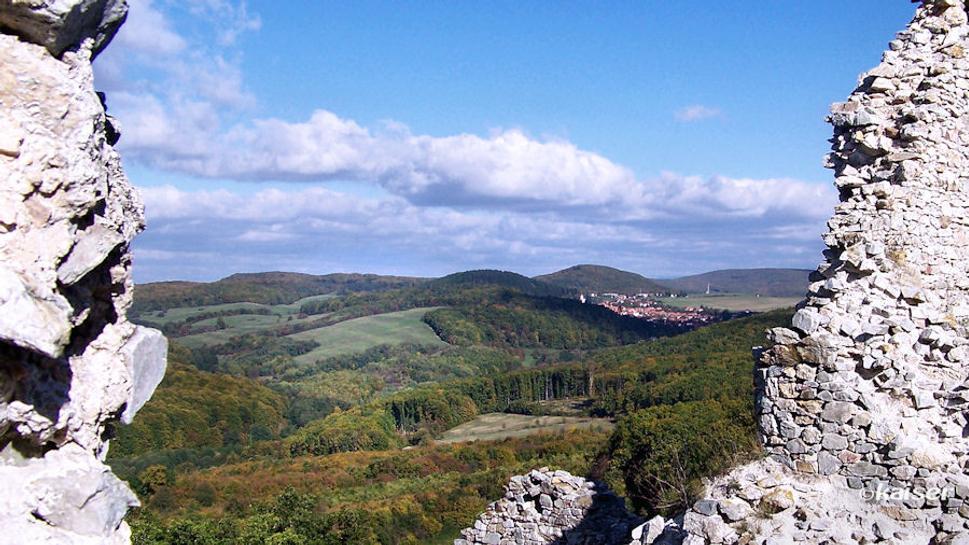 Z hradu sú pekné výhľady na obec Skýcov a severnú časť pohoria Tribeč