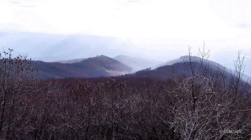 Zahmlené výhľady na Stavanský vrch a hory nad Tekovskou Breznicou