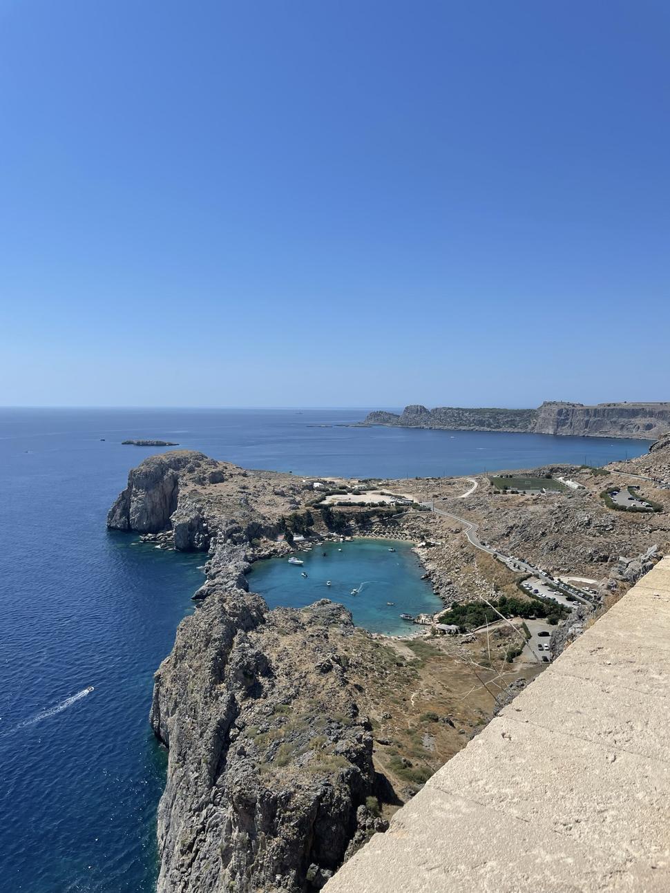 Výhľad od chrámu zasväteného bohyni Aténe Lindskej na akropole v Lindose na pláž St. Paul´s Beach a Egejské more
