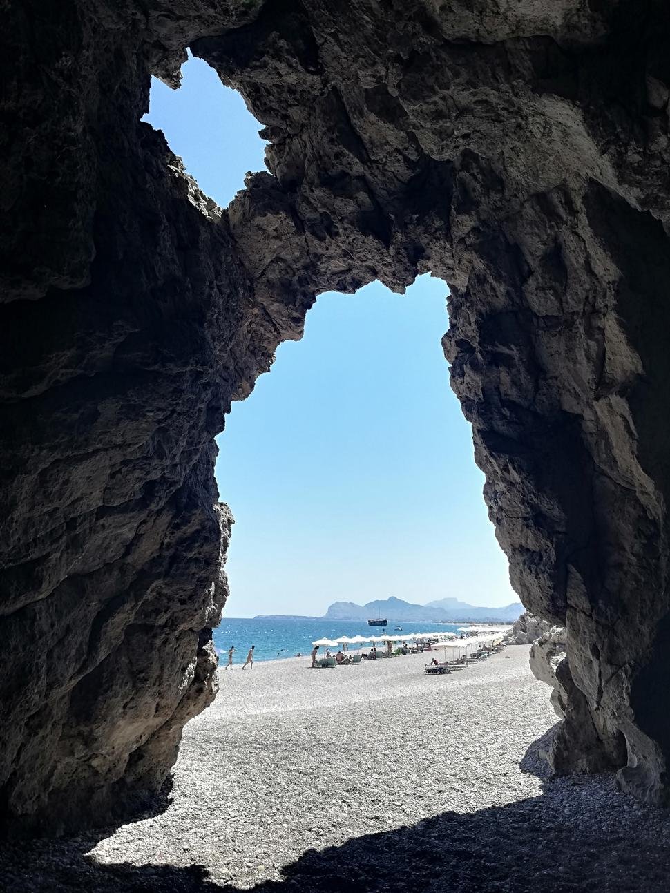 Výhľad z Traganou Cave na pláž a more