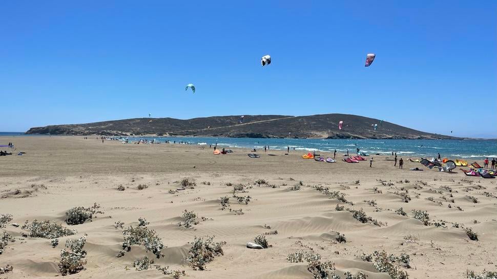 Kitesurfisti nad plážou Prasinisi