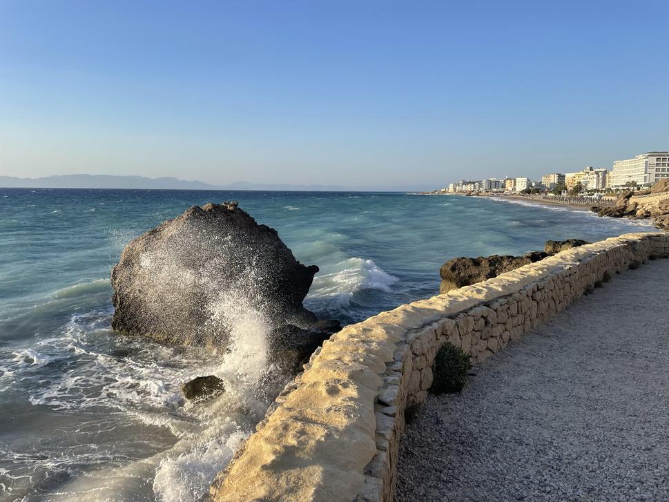 Promenáda/chodník po pobreží medzi Rodosom a Ialysosom
