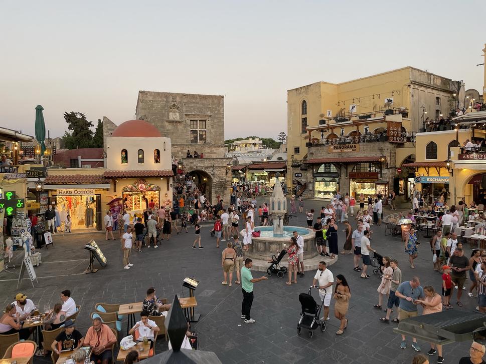 Večerné námestie Hippocrates Square s fontánou