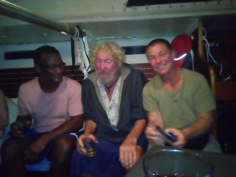 S legendou Johnsonom v podpalubí jeho starej plachetnice (sorry za nekvalitne foto, fotené v tme)