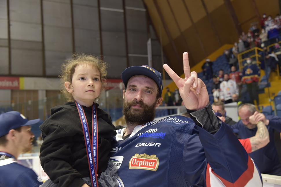 Marek Viedenský s dcérkou počas osláv majstrovského titulu so Zvolenom v sezóne 2020/2021.