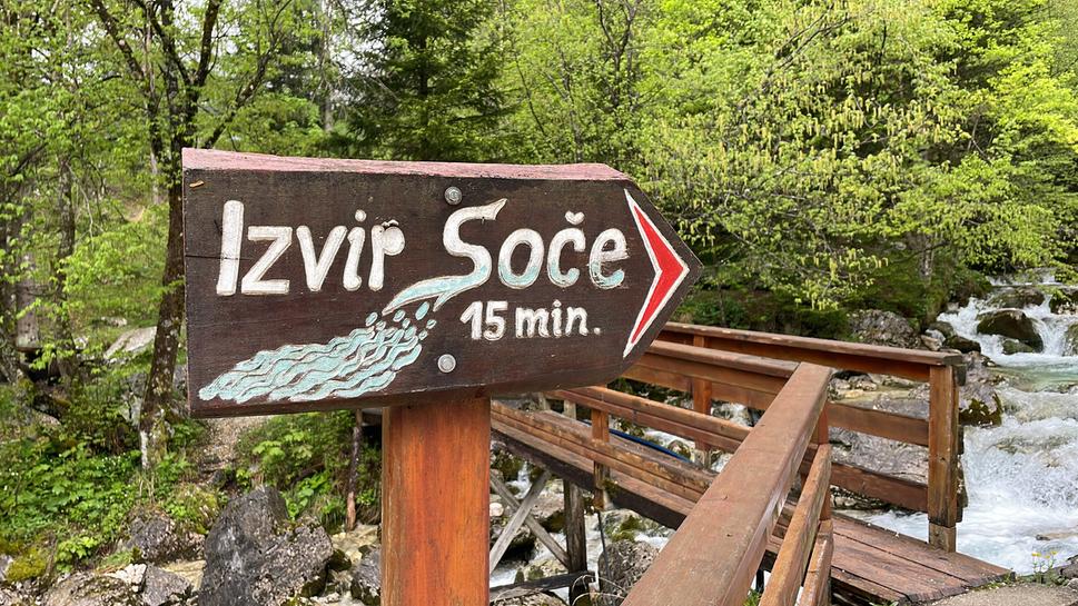 K prameňu Soče je to mierna zachádzka, ale rozhodne za to stojí. Navyše, nejsť Soča Trail od prameňa by ma asi riadne škrelo...