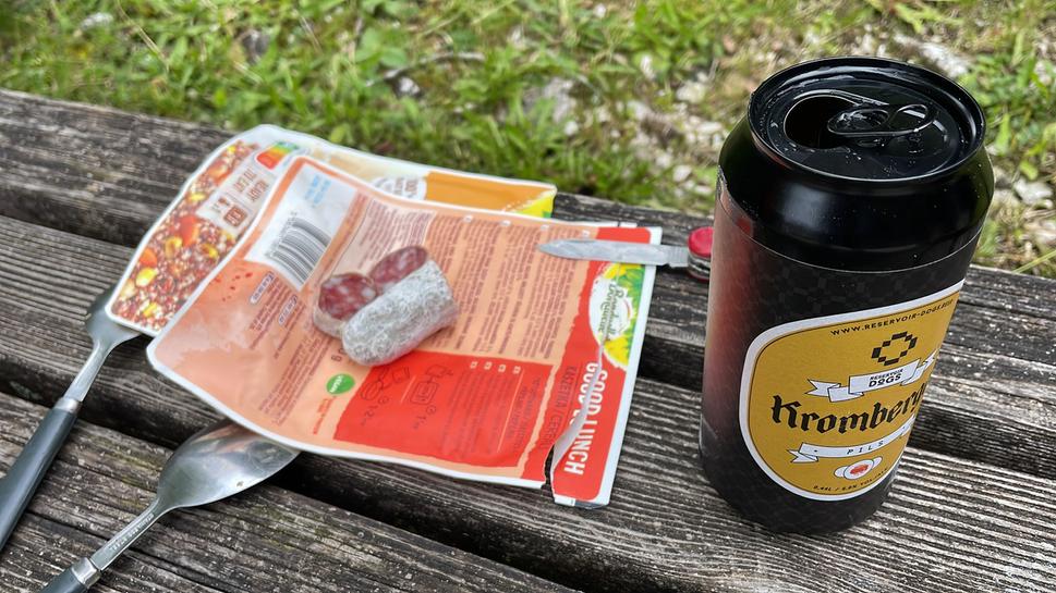 Hlavne, že je pivo a klobása! Všetky pohostinstvá v Trente sú zatvorené, zachraňuje nás len miestny obchodík.