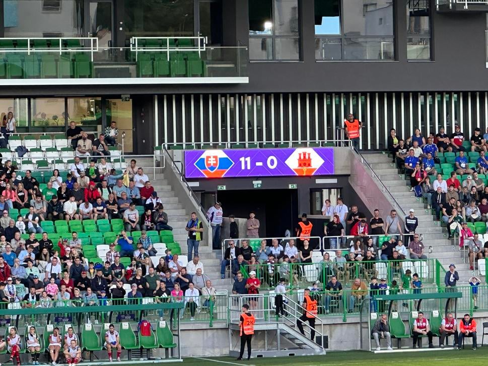 Ukazovateľ skóre nad vchodom na hlavnej tribúne
