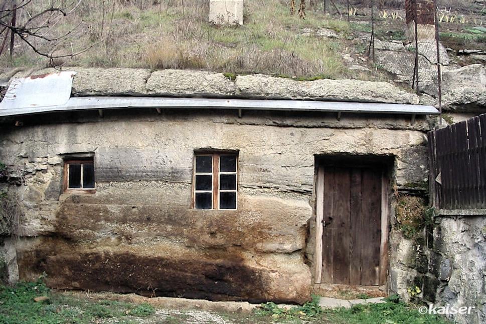 Vysekané obydlia do sopečnej horniny pochádzajú z konca 19. storočia