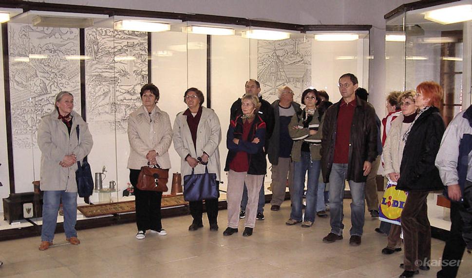 Zlatomoraveckí turisti v Pohronskom múzeu