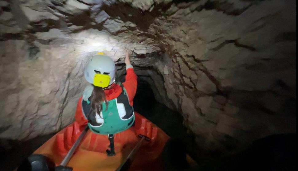 Niekedy sú chodby také úzke a nízke, že sa musíme nahnúť dozadu, aby sme si neoškreli prilby.