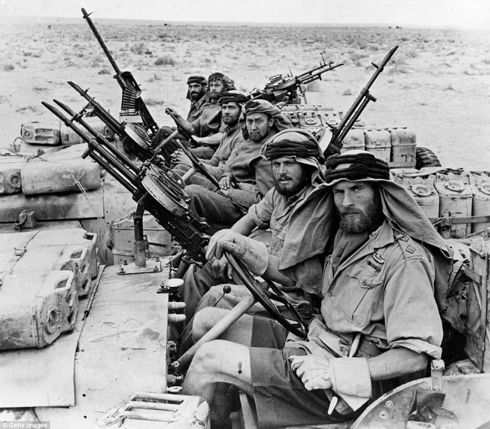 SAS a LRDG (Diaľková púštna skupina) na nerozoznanie premiešaní. Fotografia je toľkokrát rôzne uvádzaná, s letopočtami aj 1942, aj 1943, že chalani asi museli fakt dobre kamuflovať
