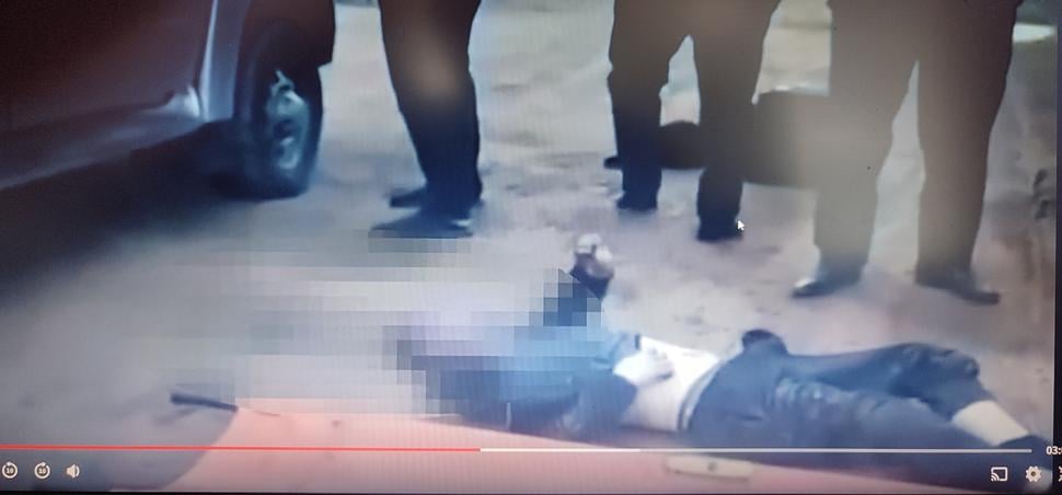 Zjavne mladý chalan. Skôr akoby ho vypočuli (vypitvali) tajní, dobrosrdeční spoluobčania mu pomohli škrtidlom. Rusko je múdre, Rusko je krásne, Rusko je vyspelé