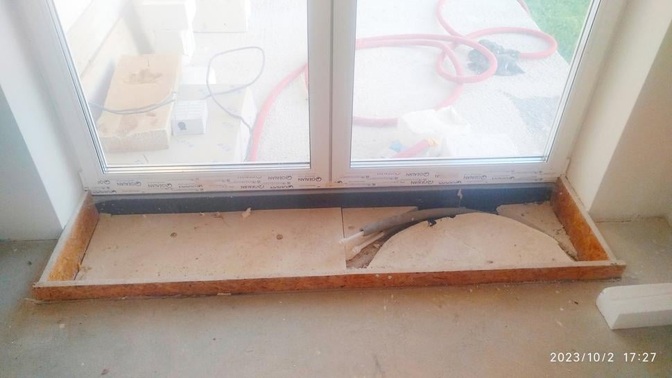 Jeden z dvoch elektrických podlahových konvektorov, ani k jednému nedotiahli elektrické káble.