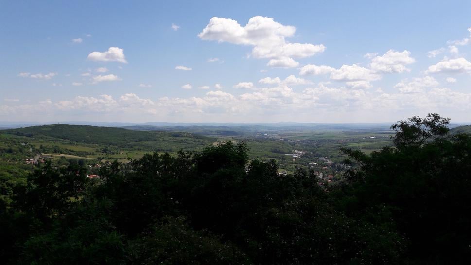 Nádherný panoramatický výhľad z Modrokamenskej kalvárie zachytáva rozľahlé pahorkatiny a údolia v celej ich sezónnej kráse.