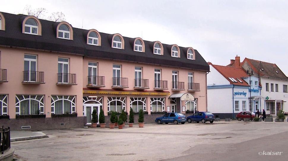 Hotel, reštaurácia a Národopisné múzeum v budove vpravo na poschodí