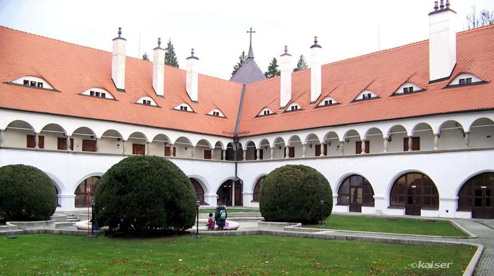 Arkádové nádvorie s fontánou