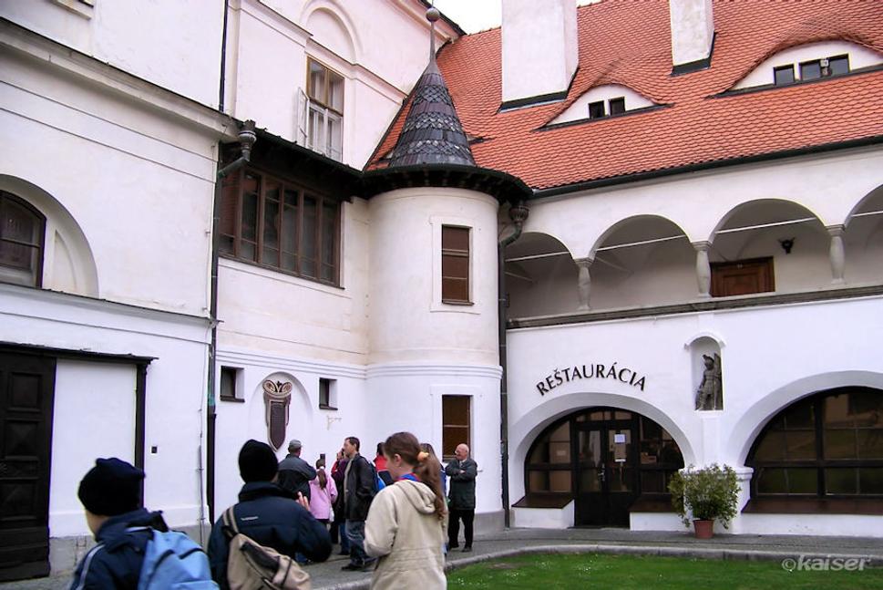 Vstup do hlavnej budovy a Zámockej reštaurácie