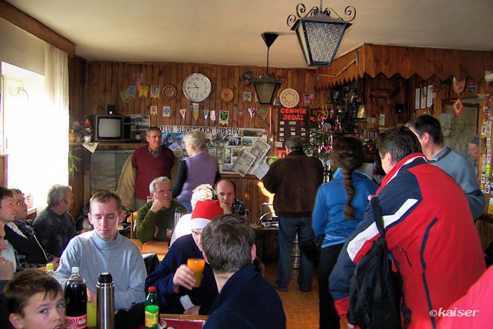 Chata ako vždy preplnená turistami