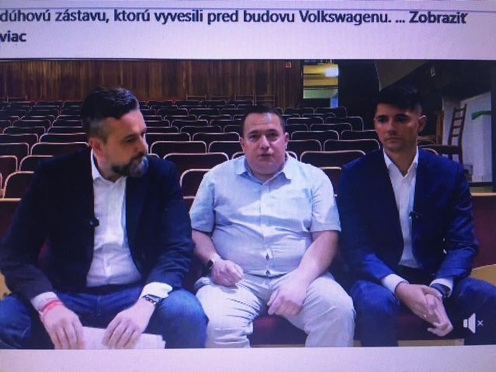 „Hrdý Slovák a hrdina“ rozpráva svoj dychberúci výtržnícky príbeh šokovaným darmožráčom Blahovi a mladému Kaliňákovi.