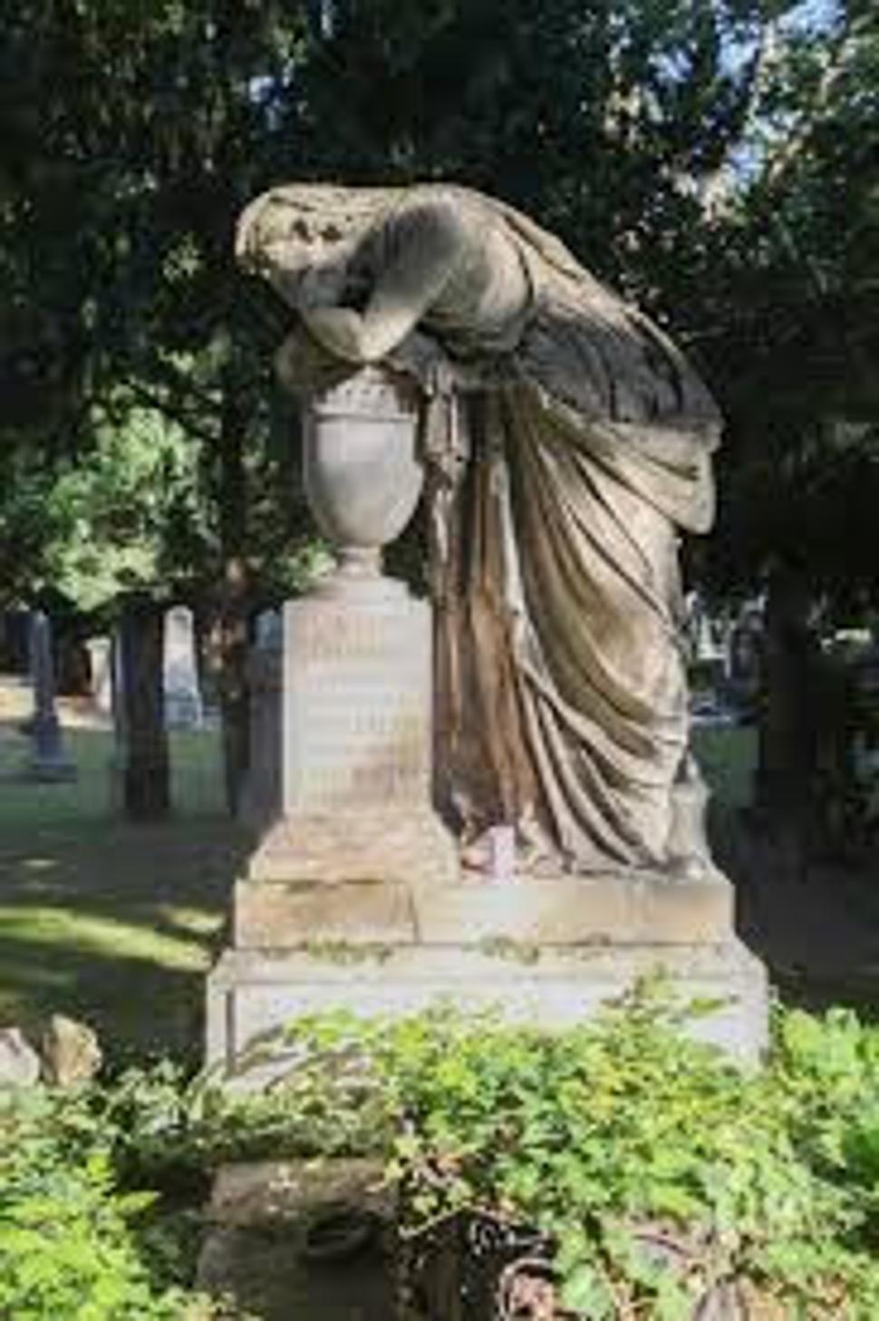 Tento pomník Pietorovcov, ten sa vo výklade prebral ako príklad záchrany diela, ako hrob významných členov rodiny, aj ako jeden z príkladov typológie a symboliky. A takých bolo viacero. Myslím, že fotografia je už z tohto roku.