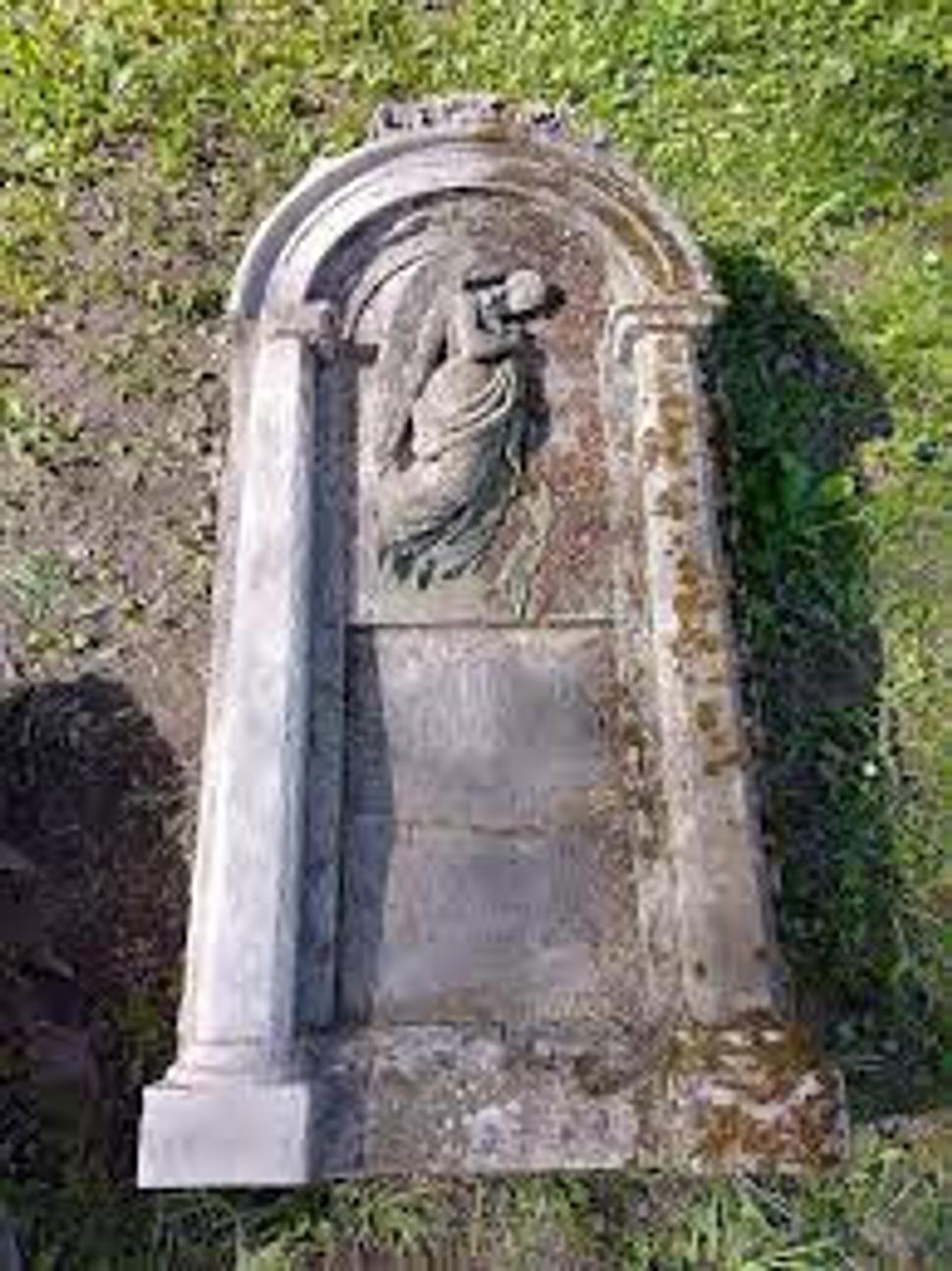 Toto spôsobil odlomený konár stromu. Epitafná doska je použitá z obidvoch strán. Po smrti manželky sa doska otočila a menším písmom sa na ňu zmestili obidvaja manželia. Jeseň 2024